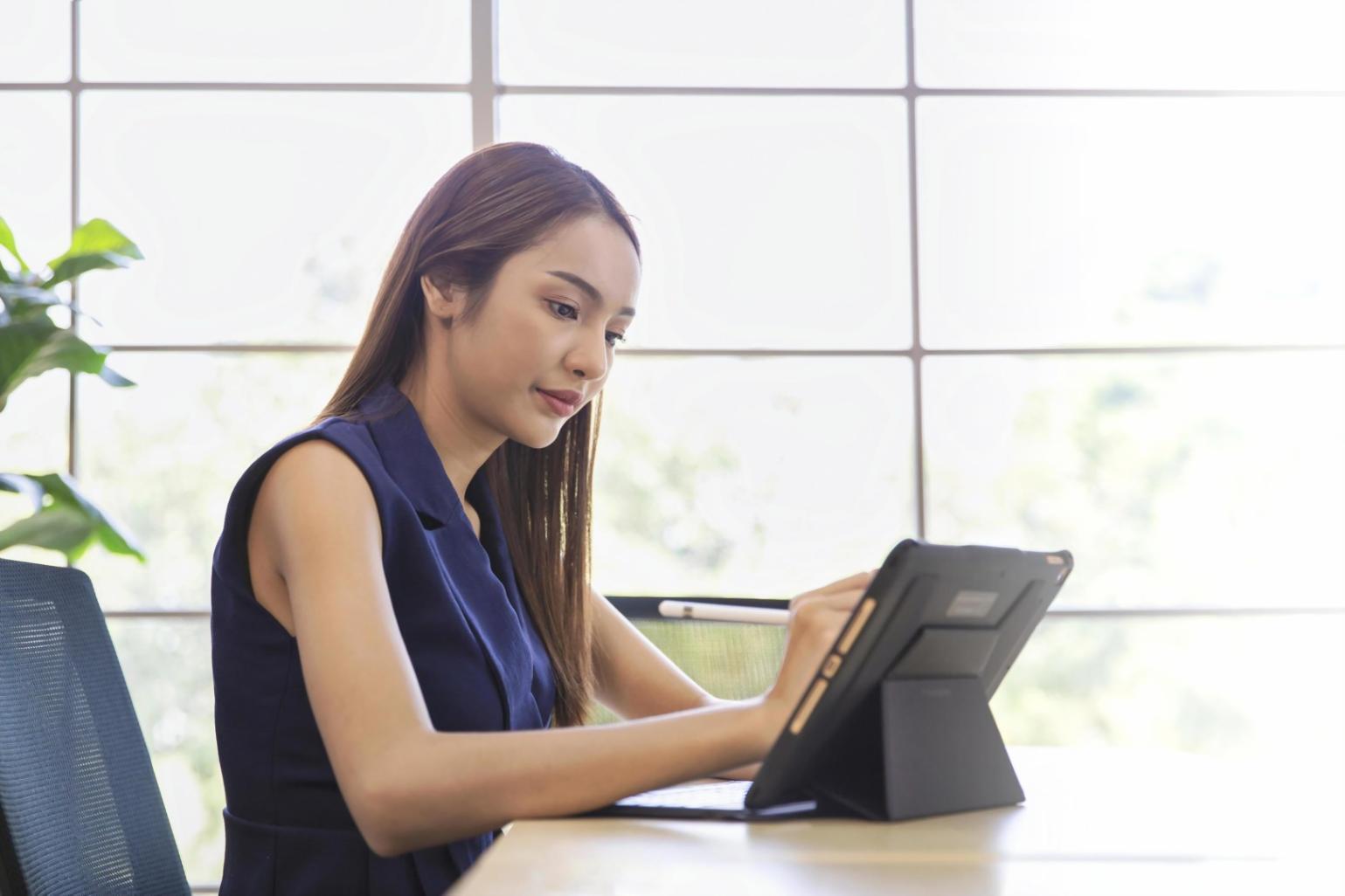 Équipe de direction travaillant sur des projections financières